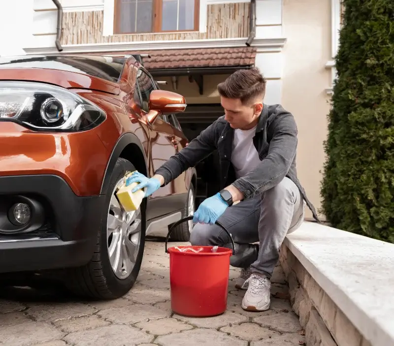 Lavage auto à domicile Saint-Trojan-les-Bains : professionnel intervenant sur un véhicule
